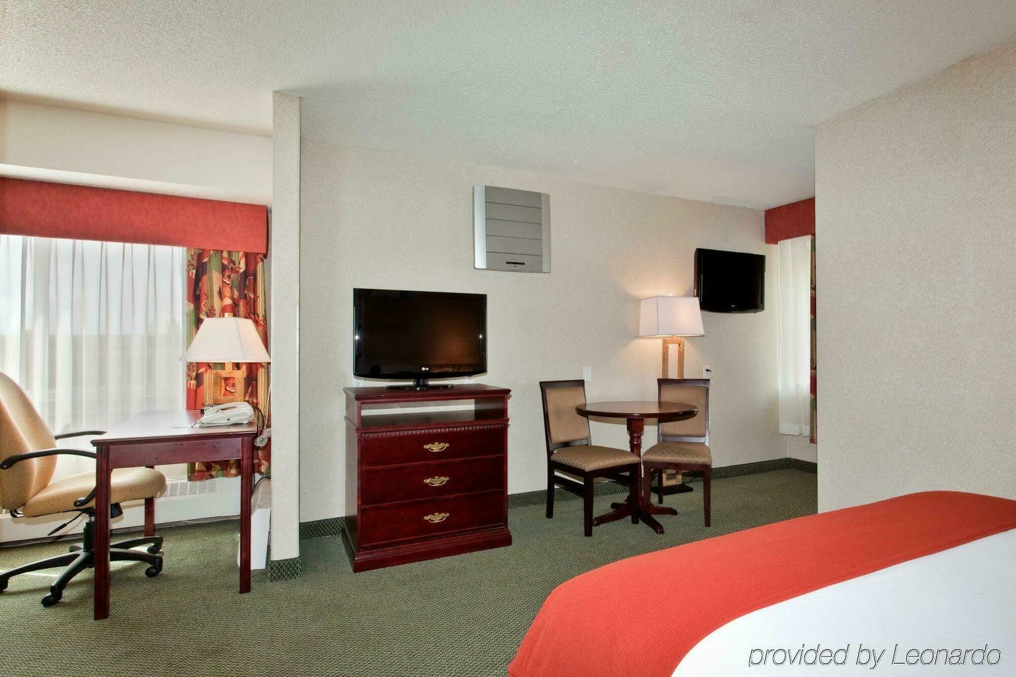 Holiday Inn Express Red Deer By Ihg Δωμάτιο φωτογραφία